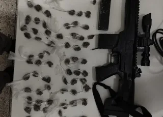 Polícia Militar apreende drogas e submetralhadora em Alcobaça