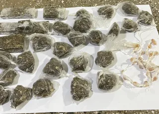 Polícia Militar apreende drogas em Teixeira de Freitas; uma mulher foi presa