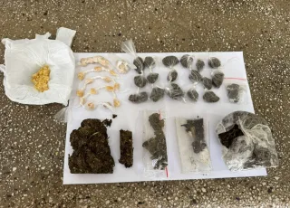 Polícia Militar apreende drogas em terreno baldio em Teixeira de Freitas