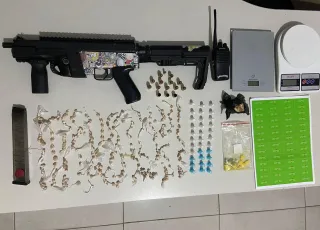 Polícia Militar apreende submetralhadora e drogas durante operação em Itabatã