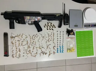 Polícia Militar apreende submetralhadora e drogas durante operação em Itabatã