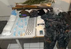 Polícia Militar com ajuda de cão farejador encontra armas, drogas e pés de maconha em operação no interior de Vereda