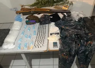 Polícia Militar com ajuda de cão farejador encontra armas, drogas e pés de maconha em operação no interior de Vereda