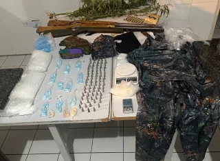 Polícia Militar com ajuda de cão farejador encontra armas, drogas e pés de maconha em operação no interior de Vereda