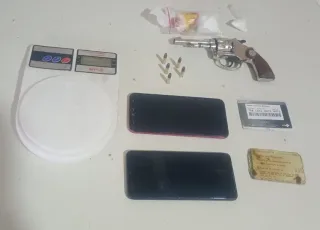 Polícia Militar de Alcobaça prende suspeito por tráfico de drogas e porte ilegal de arma de fogo