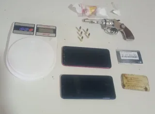 Polícia Militar de Alcobaça prende suspeito por tráfico de drogas e porte ilegal de arma de fogo