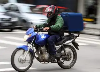 Polícia Militar de Teixeira de Freitas alerta motoboys para cumprimento das leis de trânsito