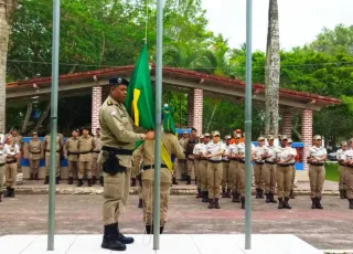 Polícia Militar de Teixeira de Freitas realiza solenidade ao Dia da Bandeira