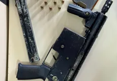 Polícia Militar e Civil apreendem submetralhadora e prende suspeito no centro de Prado