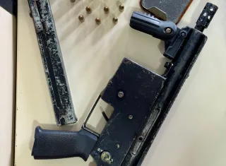 Polícia Militar e Civil apreendem submetralhadora e prende suspeito no centro de Prado