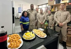 Polícia Militar homenageia funcionária da limpeza com surpresa de aniversário na sede da 87ª CIPM em Teixeira de Freitas