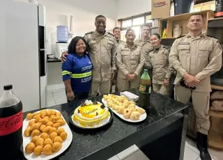 Polícia Militar homenageia funcionária da limpeza com surpresa de aniversário na sede da 87ª CIPM em Teixeira de Freitas