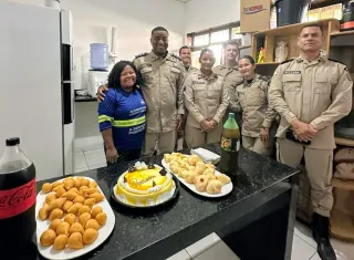 Polícia Militar homenageia funcionária da limpeza com surpresa de aniversário na sede da 87ª CIPM em Teixeira de Freitas