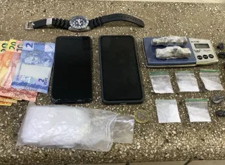 Polícia Militar prende casal com drogas e material relacionado ao tráfico em Teixeira de Freitas