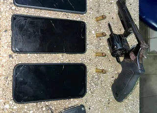 Polícia Militar prende dois homem por porte de arma de fogo em Teixeira de Freitas.