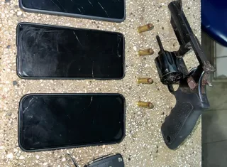 Polícia Militar prende dois homem por porte de arma de fogo em Teixeira de Freitas.