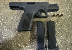 Polícia Militar prende dois homens em Teixeira de Freitas após disparos; pistola é apreendida