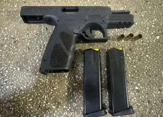Polícia Militar prende dois homens em Teixeira de Freitas após disparos; pistola é apreendida