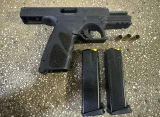 Polícia Militar prende dois homens em Teixeira de Freitas após disparos; pistola é apreendida