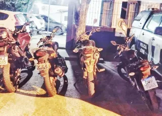 Polícia Militar prende dupla após série de roubos e recupera motocicletas e celulares em Teixeira de Freitas