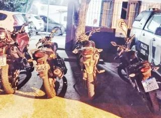 Polícia Militar prende dupla após série de roubos e recupera motocicletas e celulares em Teixeira de Freitas