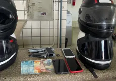 Polícia Militar prende em Teixeira de Freitas quatro suspeitos de roubo em Itamaraju; um simulacro de arma de fogo foi apreendido
