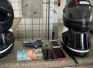 Polícia Militar prende em Teixeira de Freitas quatro suspeitos de roubo em Itamaraju; um simulacro de arma de fogo foi apreendido