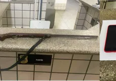 Polícia Militar prende homem armado por violência doméstica e apreende menor com cocaína em Teixeira de Freitas