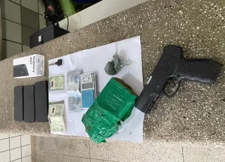 Polícia Militar prende homem com droga e simulacro de arma de fogo, CNH e dinheiro falsos e veículo adulterado