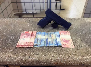 Polícia Militar prende homem com simulacro de pistola em Teixeira de Freitas