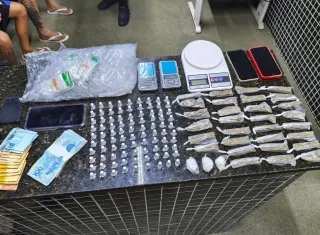 Polícia Militar prende indivíduos com drogas  em Itamaraju