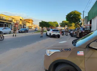 Polícia Militar realiza blitz na Avenida São Paulo e remove veículo para o pátio da Transguard.