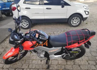 Polícia Militar recupera motocicleta com restrição de furto em Teixeira de Freitas.