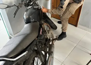 Polícia Militar recupera motocicleta com restrição de furto/roubo em Itagimirim