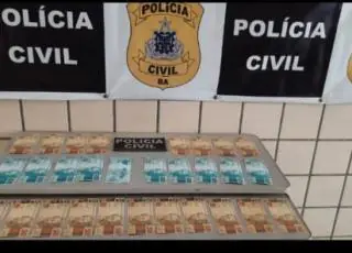 Polícia prende dois indivíduos com dinheiro falso que tinham acabado de receber pelo Correio. Em Teixeira de Freitas