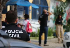 Polícia prende homem que escondeu faca e machadinha em escola, na Bahia