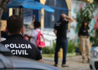 Polícia prende homem que escondeu faca e machadinha em escola, na Bahia