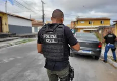 Polícia prende mulher suspeita de manter idoso em cárcere privado, na Bahia