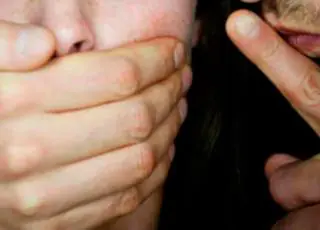 Polícia prende pai e filho suspeitos de estuprar garota de 13 anos