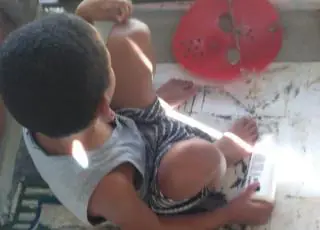 Polícia resgata criança de 8 anos vítima de maus-tratos e mantida em galinheiro