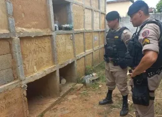 Polícia resgata mulher que foi enterrada viva em túmulo em MG