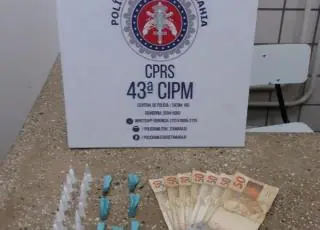 Policiais da 43ª CIPM prende homem por trafico de drogas no bairro Novo Prado, em Itamaraju.