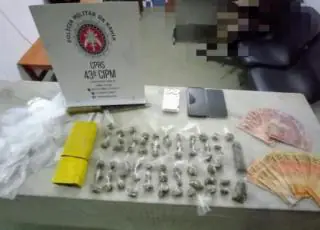 Policiais da 43ª CIPM prendem duas pessoas por trafico de drogas, em Itamaraju.