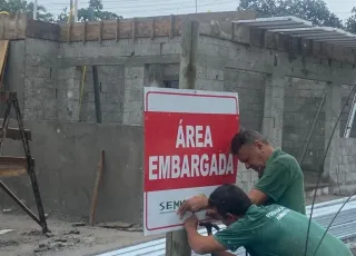 Policiais da CIPPA e fiscais do meio ambiente embargam obra em Santa Cruz de Cabrália