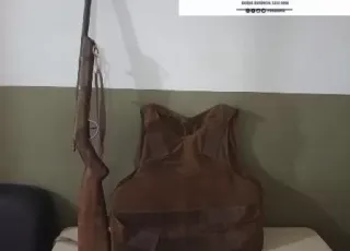Policiais da CIPPA/PS aprendem armas, munições e colete balístico em Fazenda invadida por bandidos no município de Ilhéus