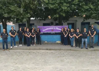 Policiais da DEAM de Teixeira de Freitas fazem minuto de silêncio por um ano do feminicídio da delegada Patrícia Jacques
