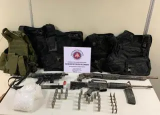 Policiais do Batalhão Choque apreendem espingarda, fuzil, metralhadora e munições em Salvador