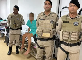 Policiais militares auxiliam no socorro a jovem que havia acabado de dar à luz em Santa Cruz Cabrália