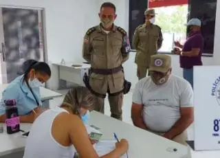 Policiais Militares começam a ser vacinados em Teixeira de Freitas