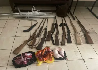 Policiais Militares da CIPPA/PS localizaram base de caçadores ilegais no município de Uruçuca e apreendem mais de 10 kg de caça ilegal e 10 armas de fogo